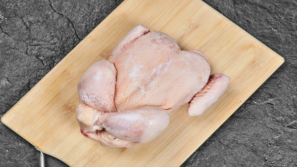Enxágue de maneira rápida e seque bem o frango para evitar a proliferação de bactérias