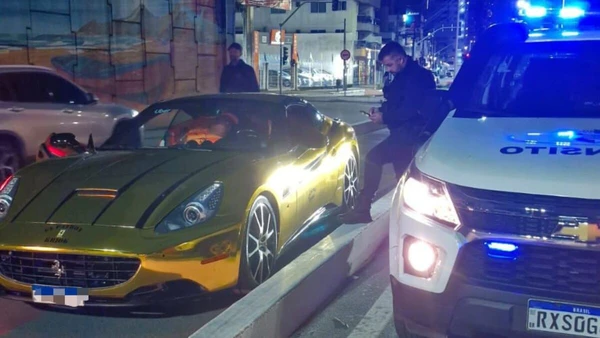 Ferrari dourada foi multada