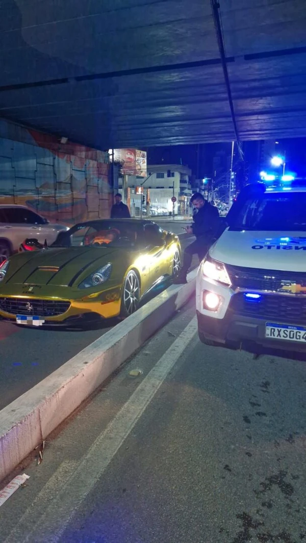 Ferrari dourada foi multada por Guarda Municipal/Divulgação