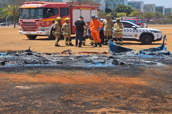 Incêndio em banheiros químicos na Esplanada dos Ministérios por João Paulo Nunes/Metrópoles