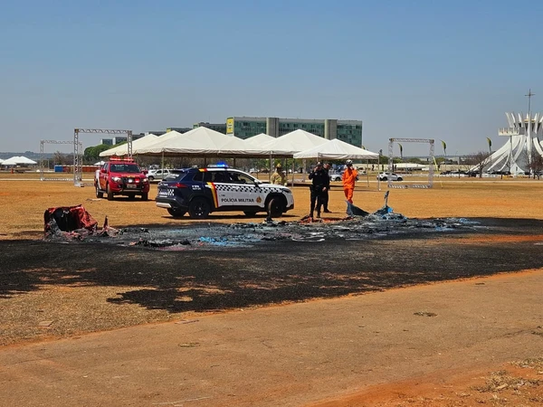 Incêndio em banheiros químicos na Esplanada dos Ministérios por João Paulo Nunes/Metrópoles