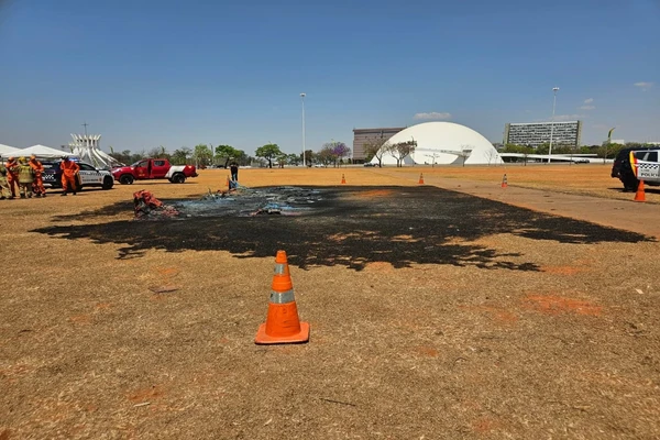 Incêndio em banheiros químicos na Esplanada dos Ministérios por João Paulo Nunes/Metrópoles