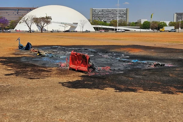 Incêndio em banheiros químicos na Esplanada dos Ministérios por João Paulo Nunes/Metrópoles
