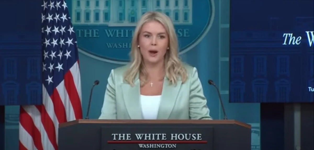Karoline Leavitt durante coletiva nesta terça (9)
