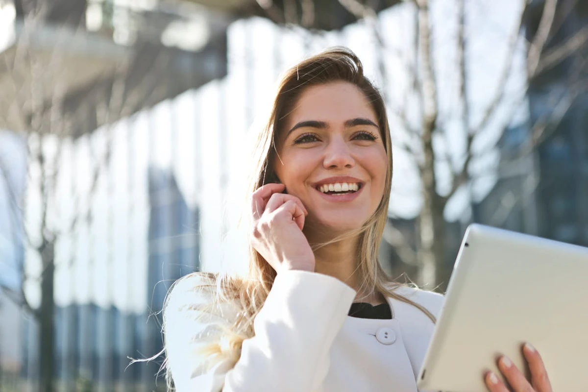 Mulher feliz com notícia recebida