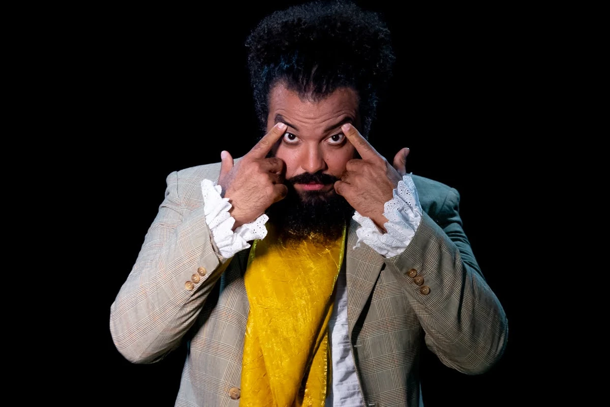 Tiago Querino é um dos três atores que interpretam o personagem machadiano na peça  Um Cubas!
