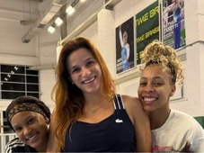 Imagem - Jade Barbosa exibe barrigão de grávida ao lado das colegas ginastas