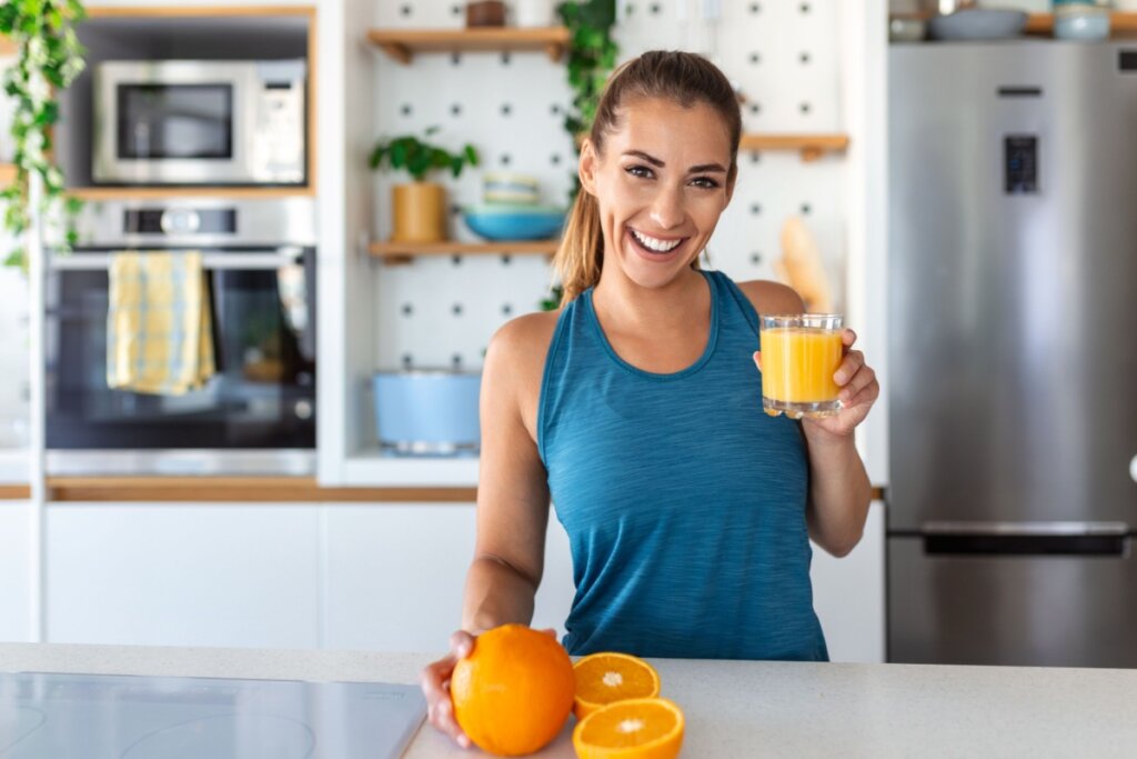 O suco de laranja pode ser incluído na dieta, mas precisa de atenção em relação ao consumo excessivo (Imagem: Photoroyalty | Shutterstock)
