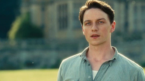 James McAvoy em Atonement - Desejo e Reparação (2007)  por Divulgação/Universal Pictures