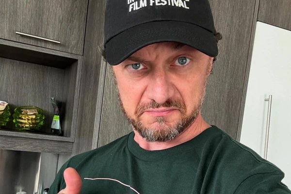 James McAvoy sofre agressão em bar durante festival de cinema