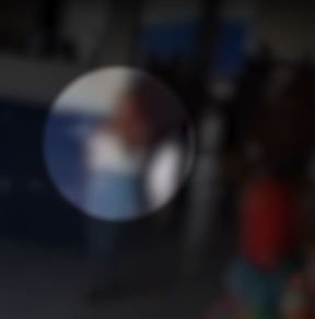 Logo depois, ela sai do banheiro com as mãos no rosto por Reprodução