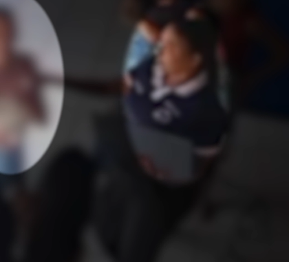 A mulher a acompanha para outro local por Reprodução