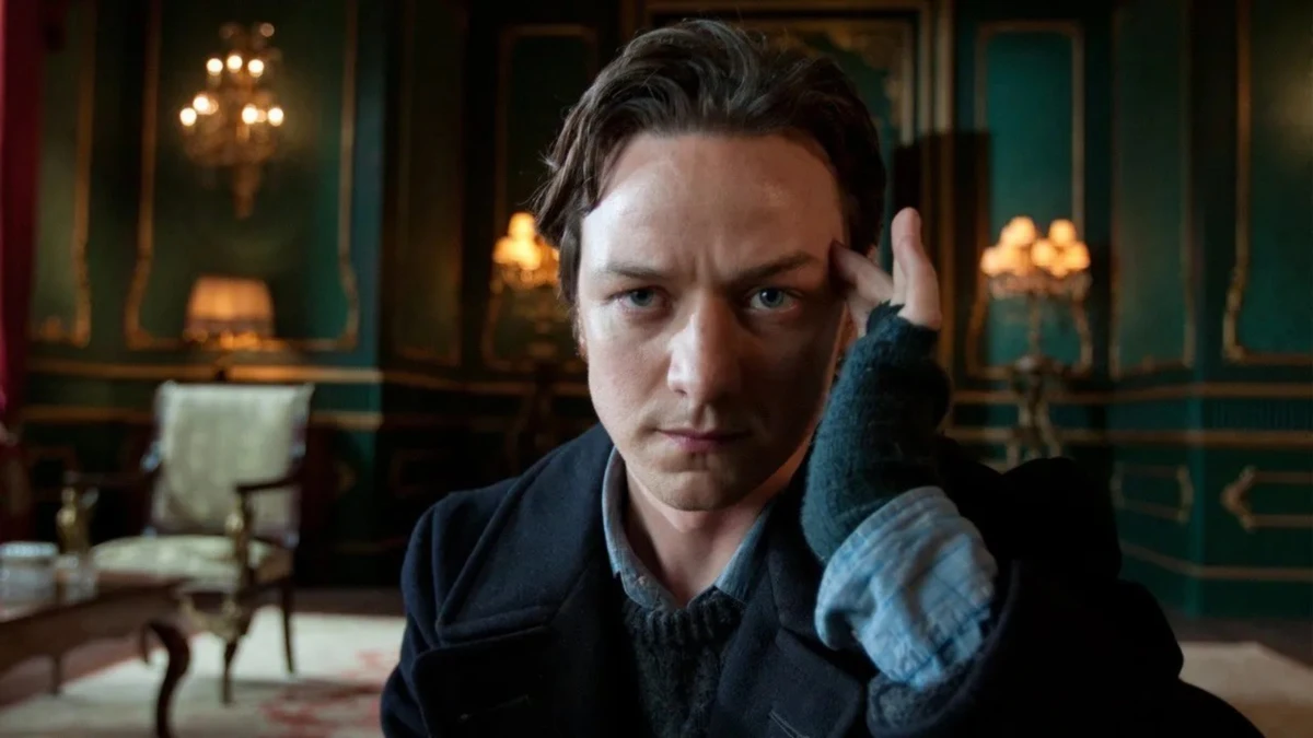 X-Men: Primeira Classe apresentou ao público uma versão mais jovem do Professor Xavier, interpretada por James McAvoy por Reprodução