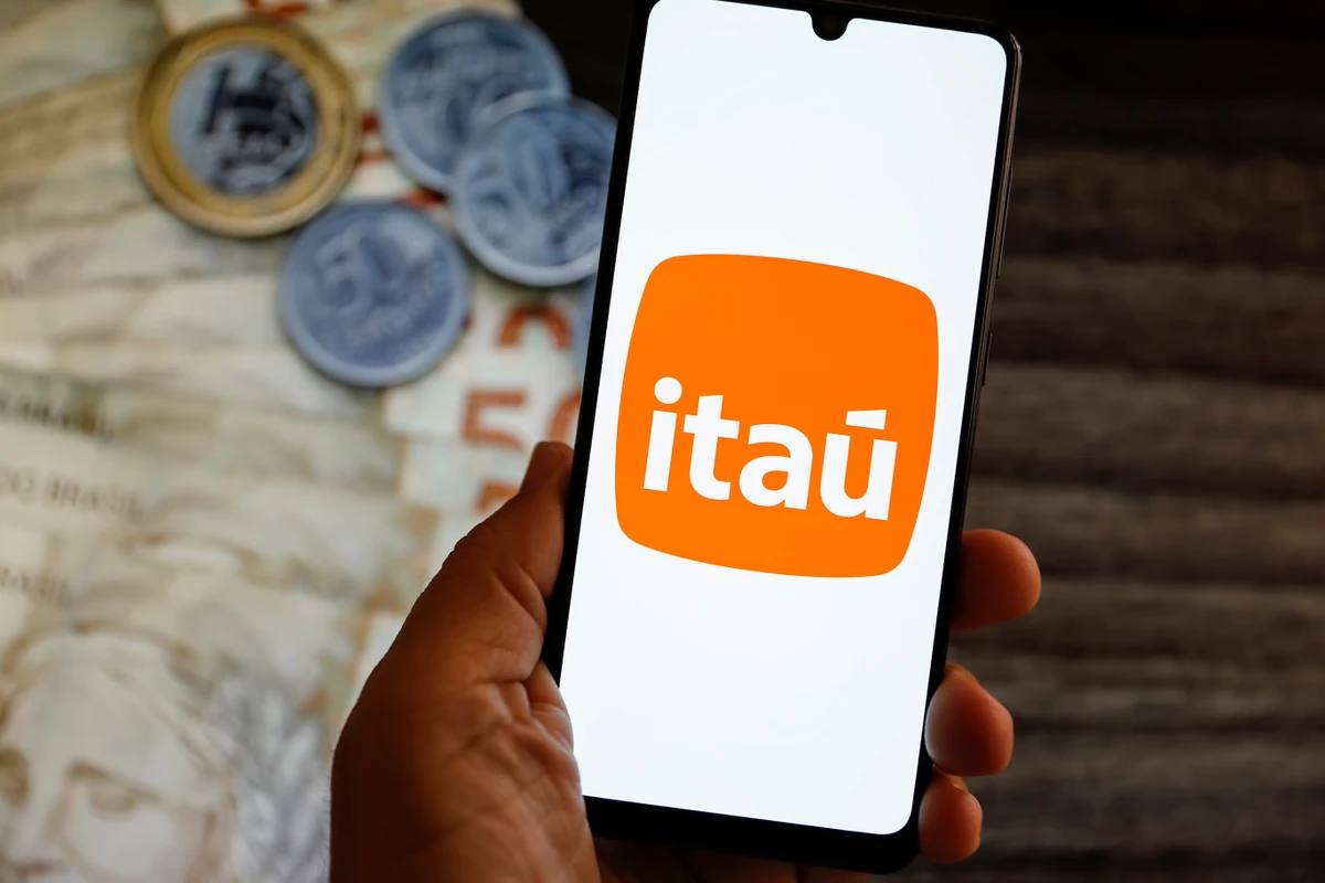 Banco Itaú  por Shutterstock