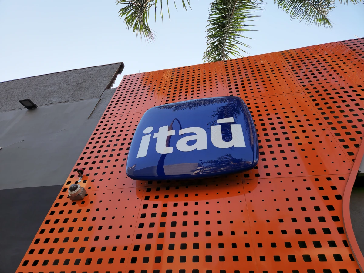 Banco Itaú  por Shutterstock