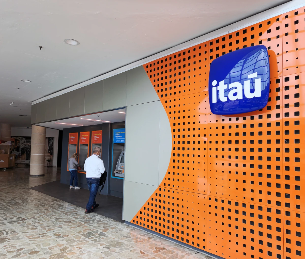 Banco Itaú  por Shutterstock