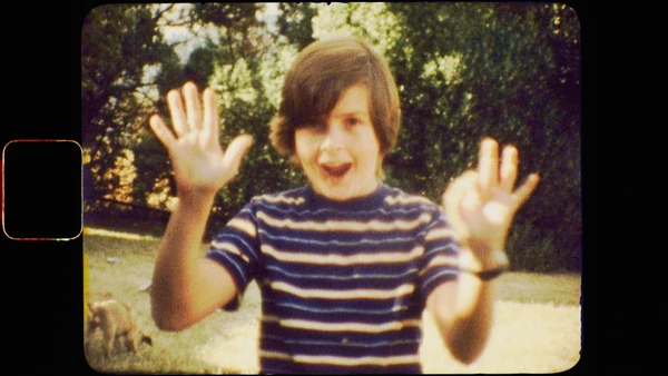 Charlie Sheen quando criança  por Divulgação/Netflix