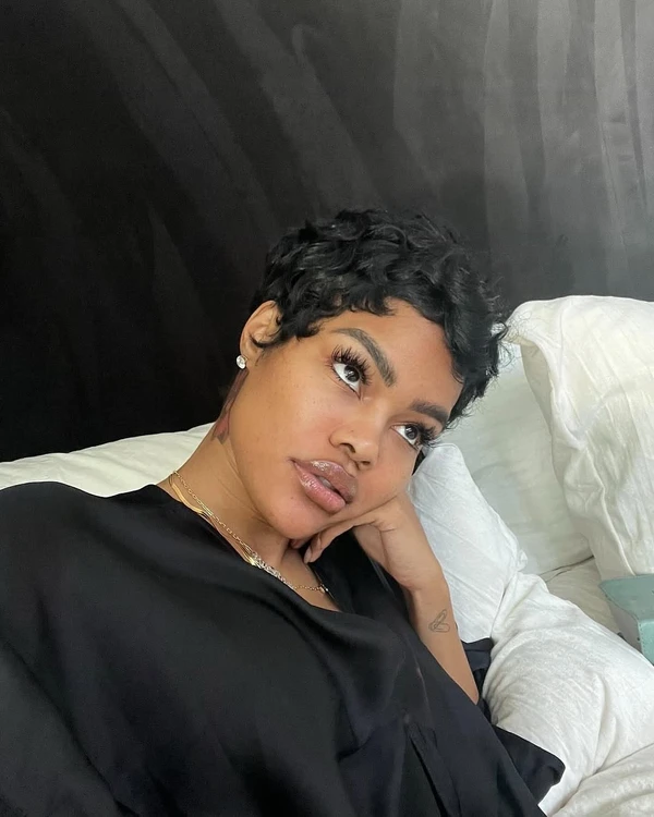 Corte pixie por Reprodução/Instagram
