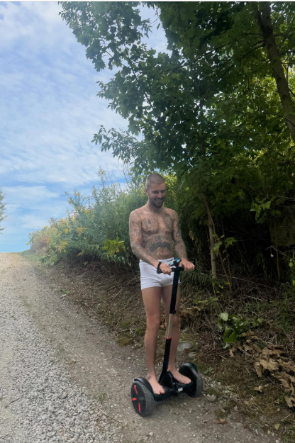 Justin Bieber de diciclo em floresta por Reprodução / Instagram