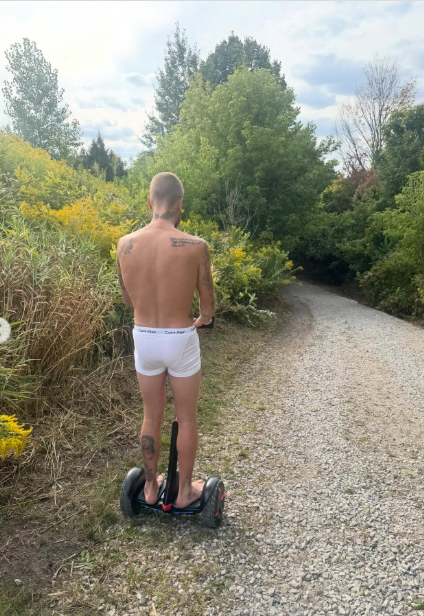 Justin Bieber de diciclo em floresta por Reprodução / Instagram
