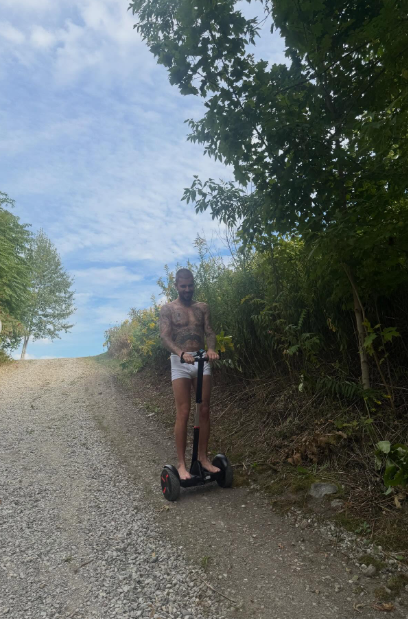 Justin Bieber de diciclo em floresta por Reprodução / Instagram