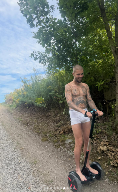 Justin Bieber de diciclo em floresta por Reprodução / Instagram