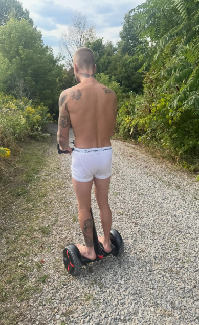Justin Bieber de diciclo em floresta por Reprodução / Instagram