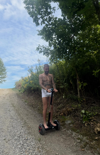 Justin Bieber de diciclo em floresta por Reprodução / Instagram