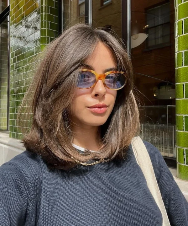 Long bob em camadas com franja cortininha por Reprodução/Instagram