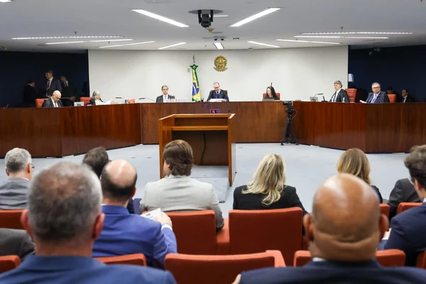 Ministra Carmen Lúcia rejeita alegações da defesa e reafirma competência do STF para julgar caso