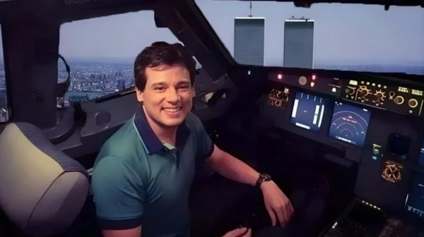 Montagem de foto de Celso Portiolli dentro de um avião com duas torres ao fundo por Reprodução/Redes sociais