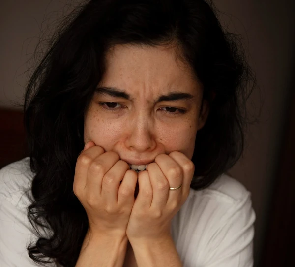 Mulher se acabando de chorar