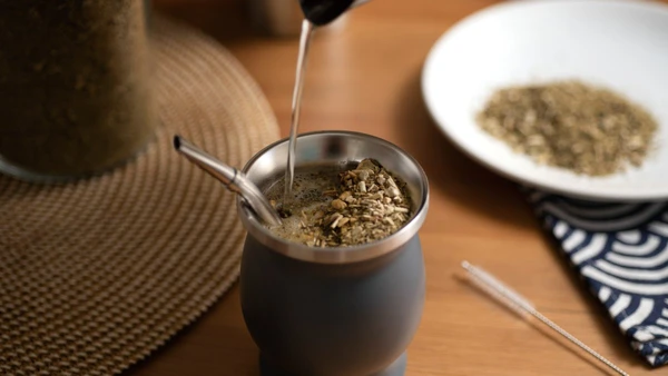 Nova forma de preparar o mate conquista pelo equilíbrio entre saúde e prazer