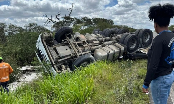 Veículo ficou destruído após acidente