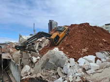 Imagem - Retroescavadeira fica pendurada em encosta e ameaça desabar casas no Rio Vermelho