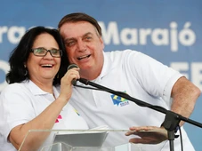 Imagem - Damares diz que Bolsonaro corre risco de morrer se ficar em regime fechado