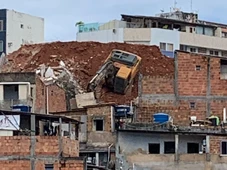 Imagem - Parte de imóvel desaba durante demolição no Rio Vermelho
