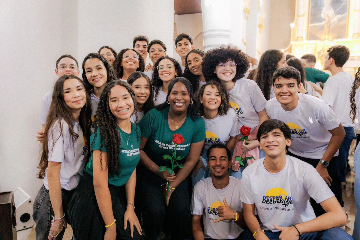 Ana Luysa (de óculos, a segunda da direita para a esquerda) se converteu nos últimos meses
