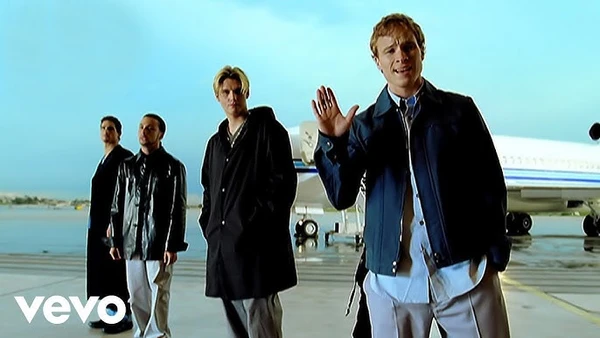 Backstreet Boys no clipe 'I Want It That Way' por Reprodução/Youtube 