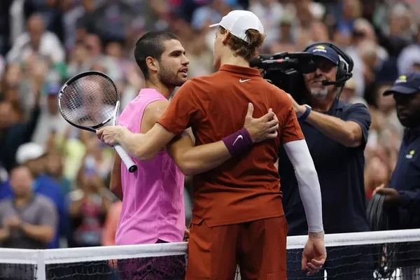 Carlos Alcaraz e Jannik Sinner na final do US Open, no último domingo, 7 por Reprodução/Getty Images