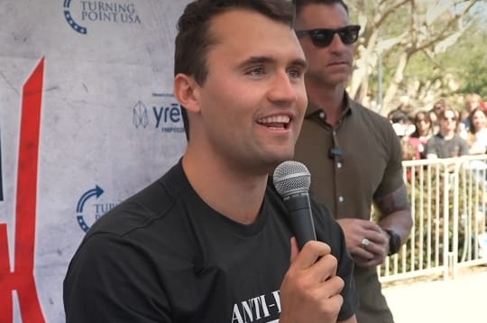 Charlie Kirk por Reprodução