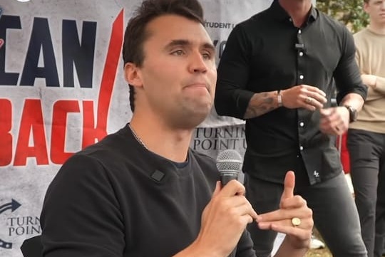 Charlie Kirk por Reprodução