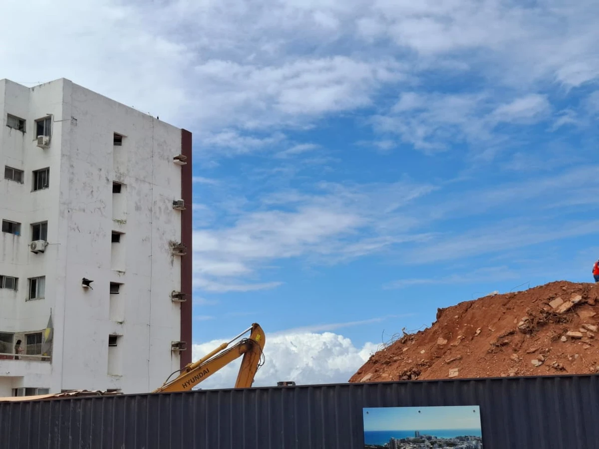 Confira os estragos da demolição que atingiu casa no Rio Vermelho por Larissa Almeida/CORREIO