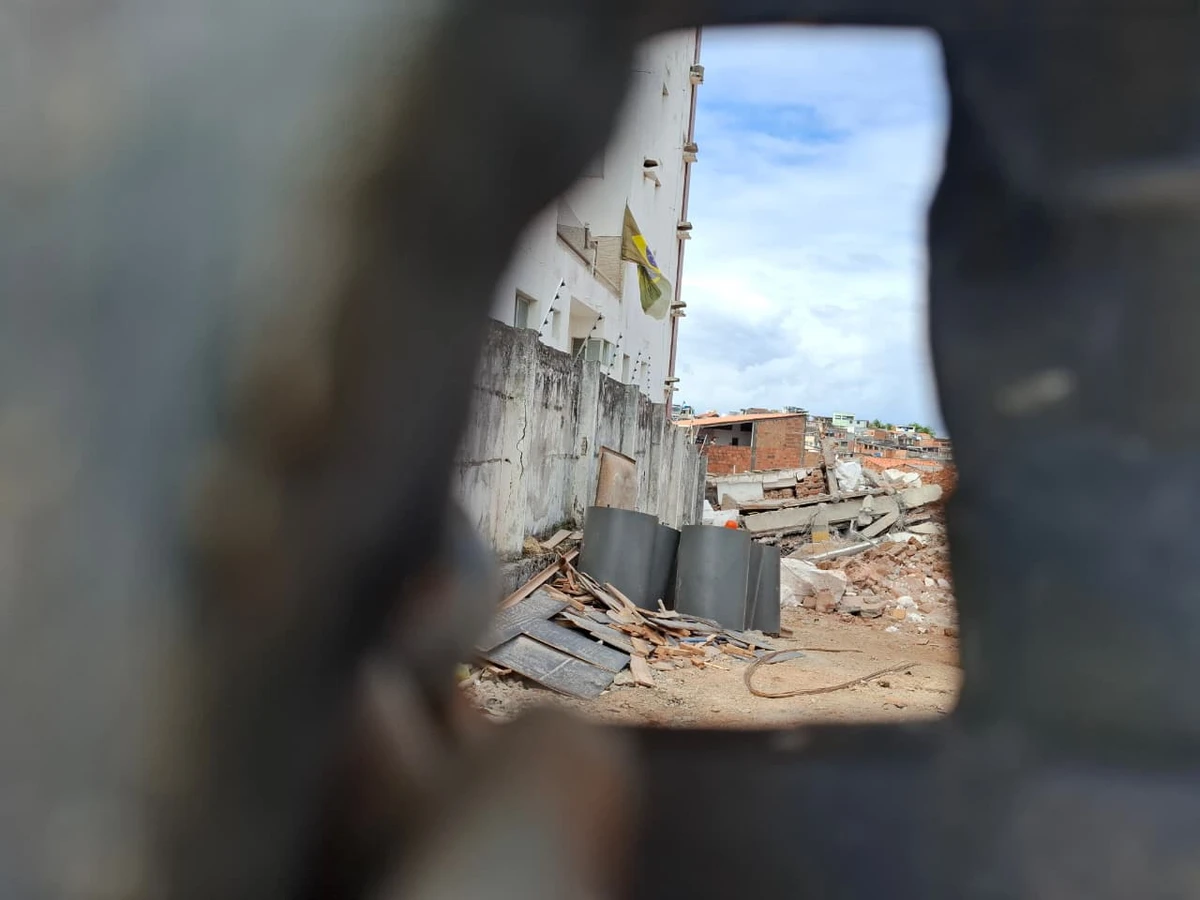 Confira os estragos da demolição que atingiu casa no Rio Vermelho por Larissa Almeida/CORREIO