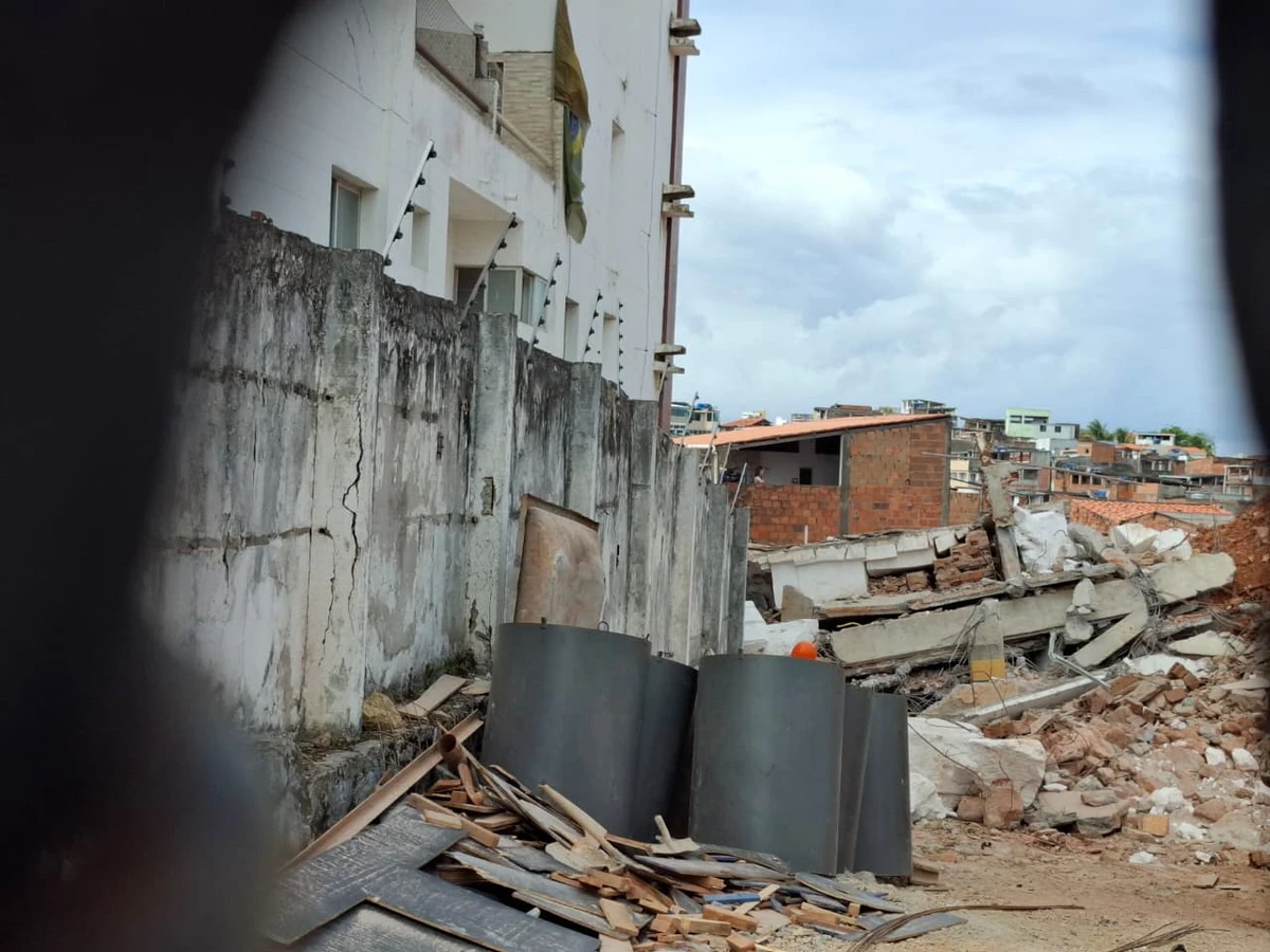 Confira os estragos da demolição que atingiu casa no Rio Vermelho por Larissa Almeida/CORREIO