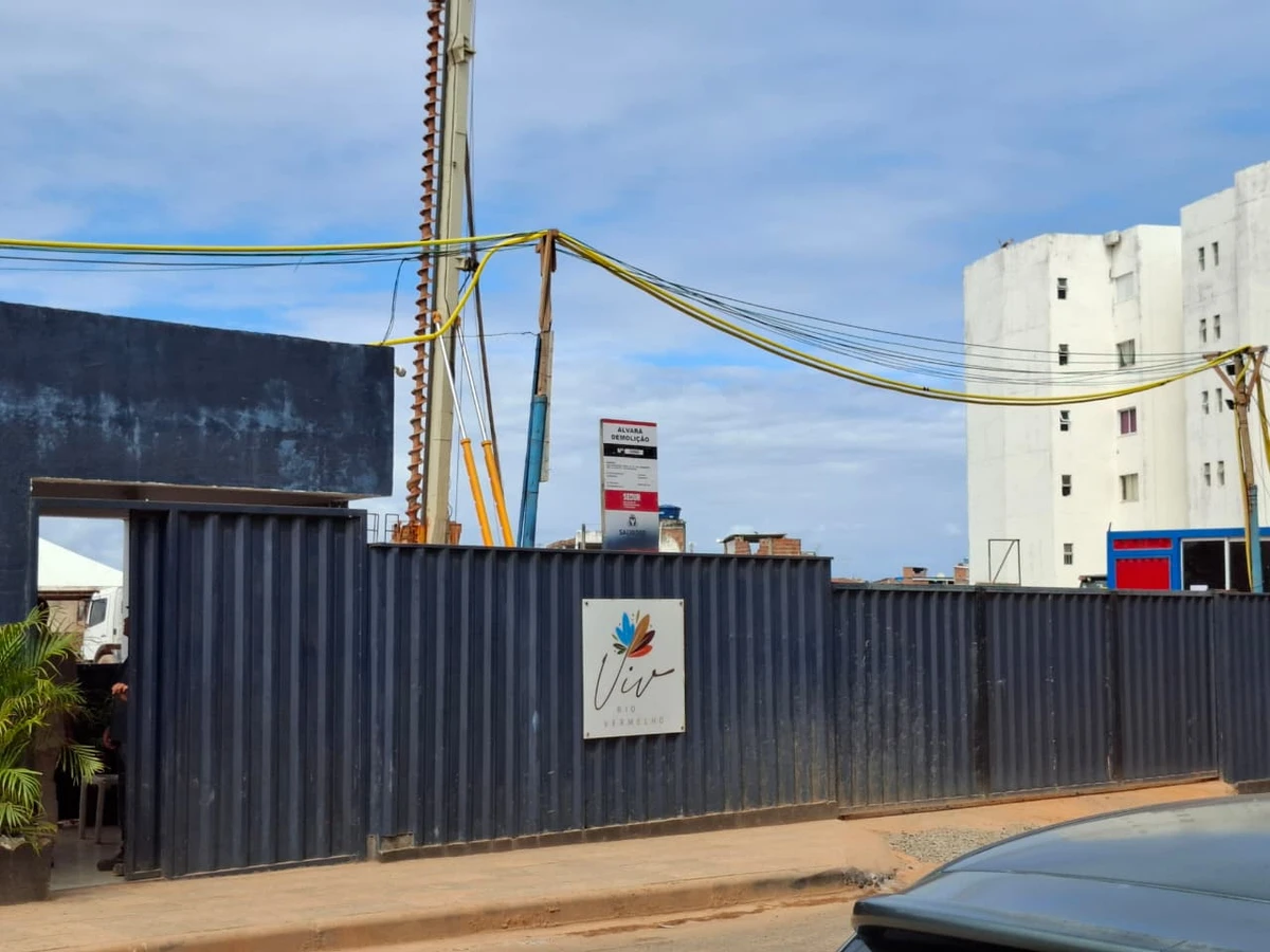 Confira os estragos da demolição que atingiu casa no Rio Vermelho por Larissa Almeida/CORREIO
