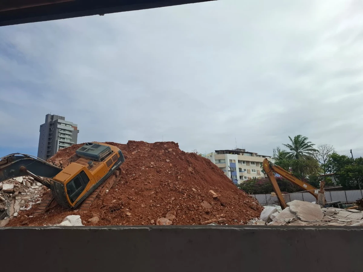 Confira os estragos da demolição que atingiu casa no Rio Vermelho por Larissa Almeida/CORREIO