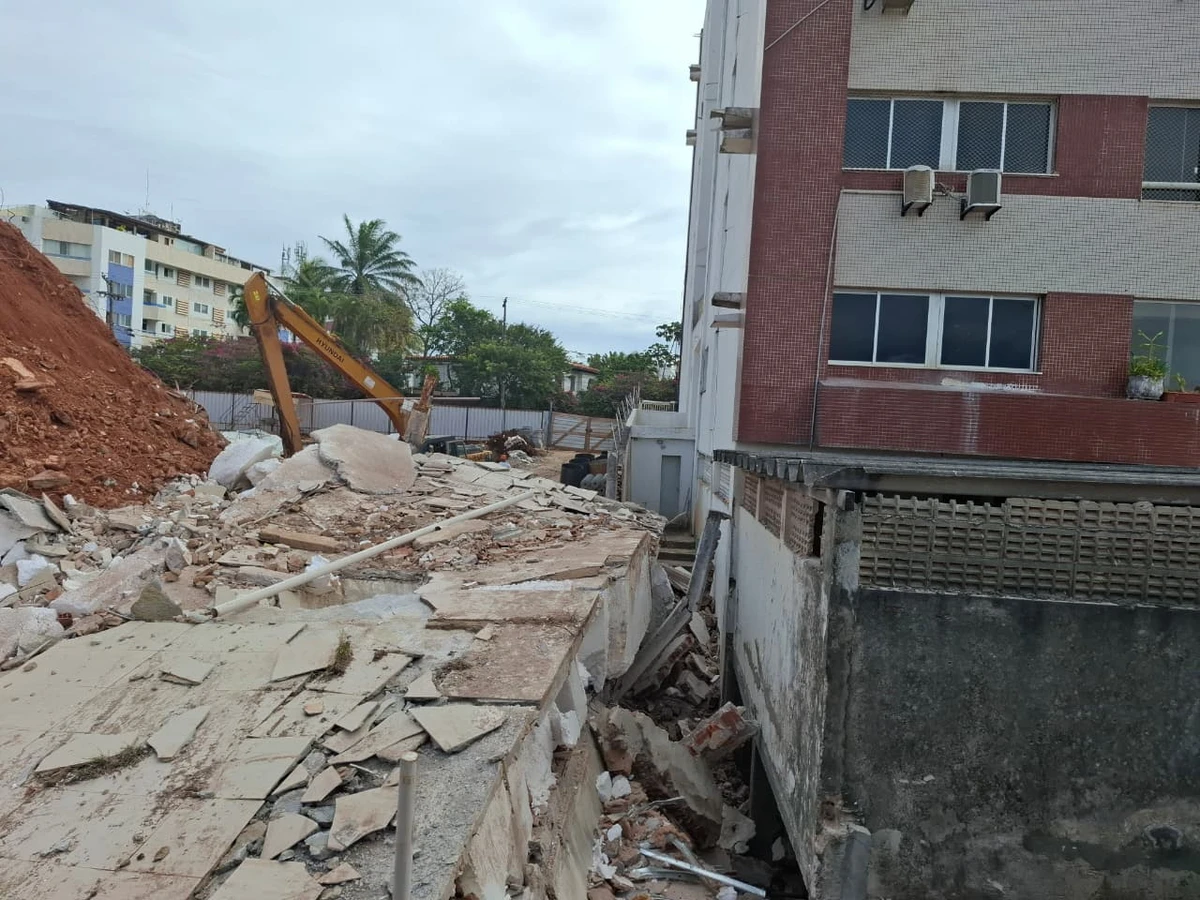 Confira os estragos da demolição que atingiu casa no Rio Vermelho por Larissa Almeida/CORREIO