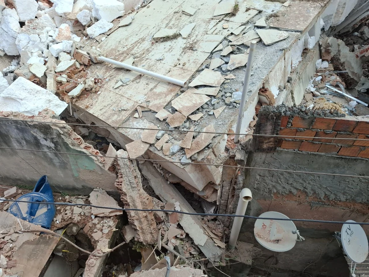 Confira os estragos da demolição que atingiu casa no Rio Vermelho por Larissa Almeida/CORREIO