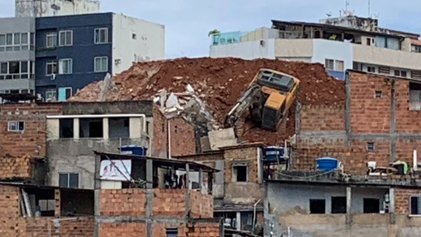 Desabamento no Rio Vermelho 